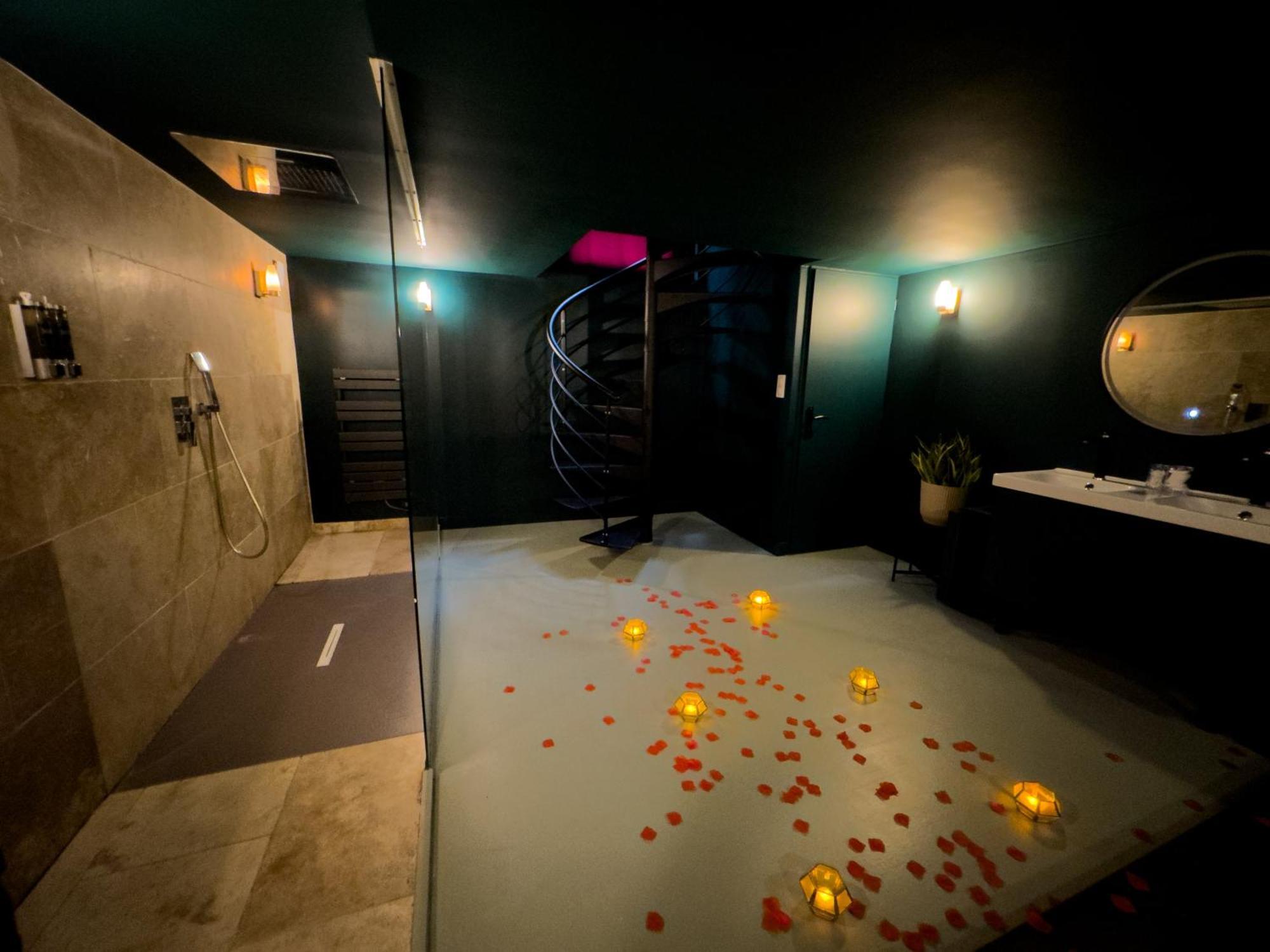Mieuxqualhotel Jacuzzi Privatif Velvet Desire Bordeaux Exterior photo