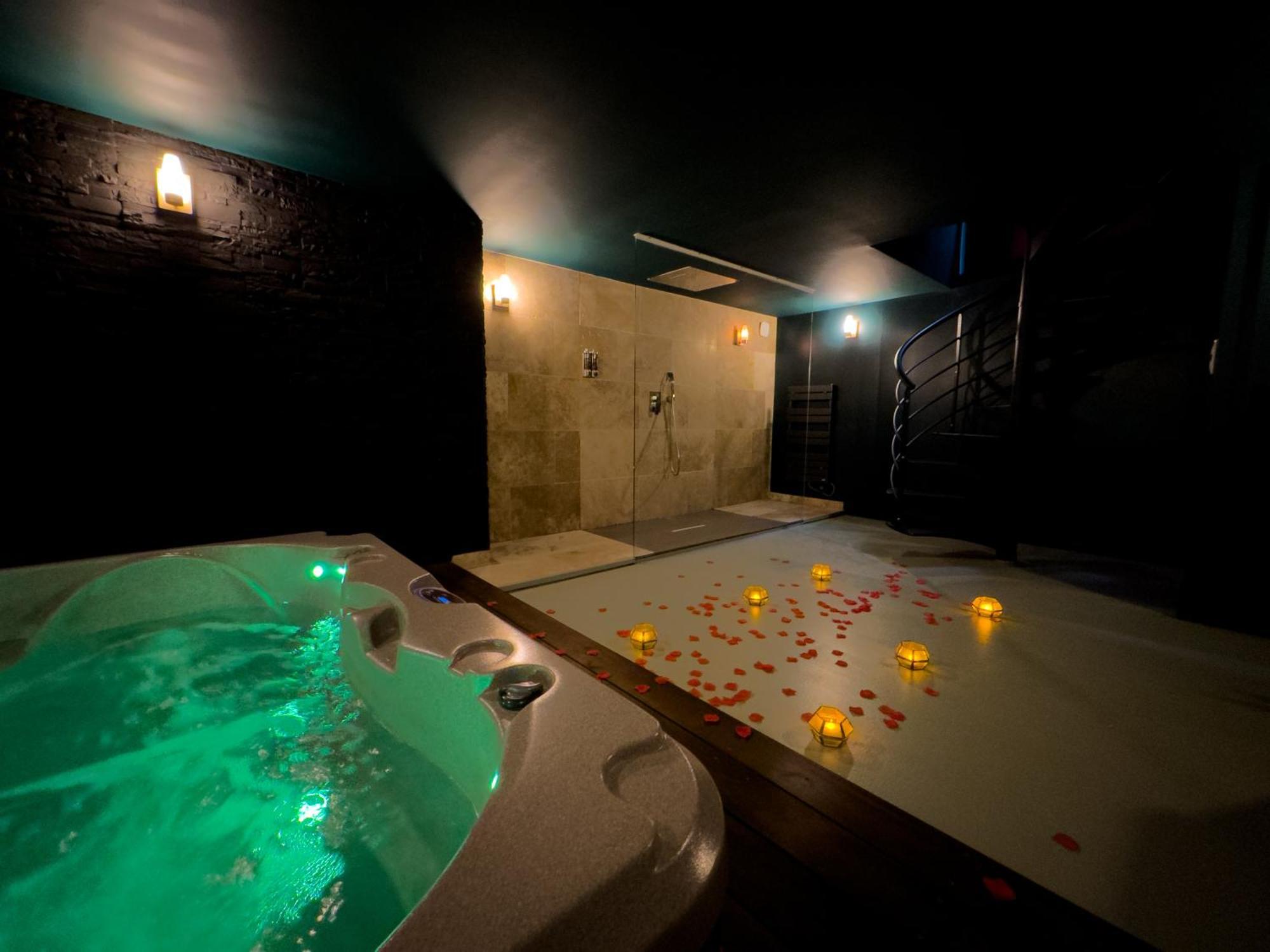 Mieuxqualhotel Jacuzzi Privatif Velvet Desire Bordeaux Exterior photo